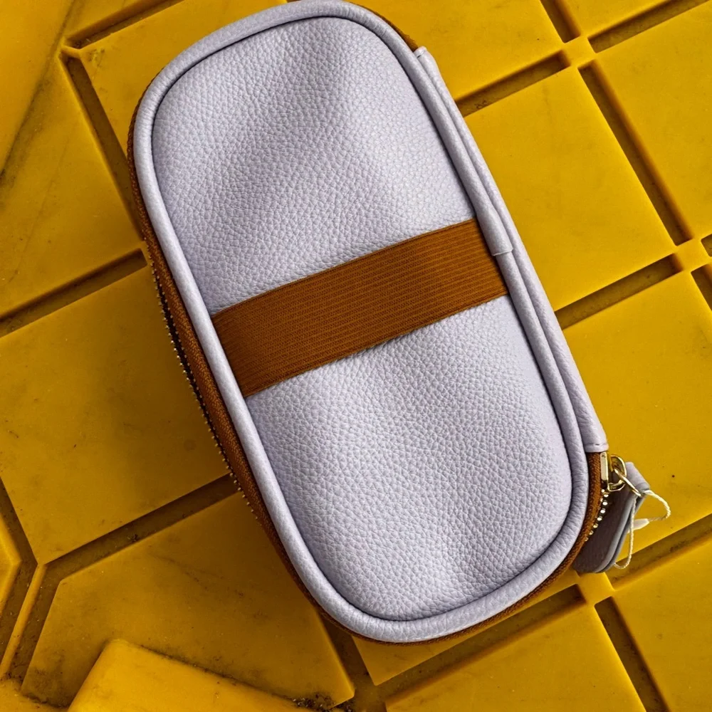 Stationary travel pouch